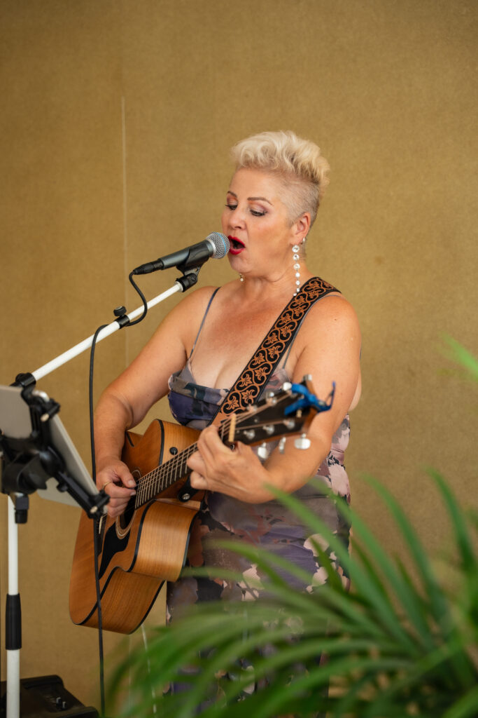 Música en vivo en la terraza de TARDEO al atardecer