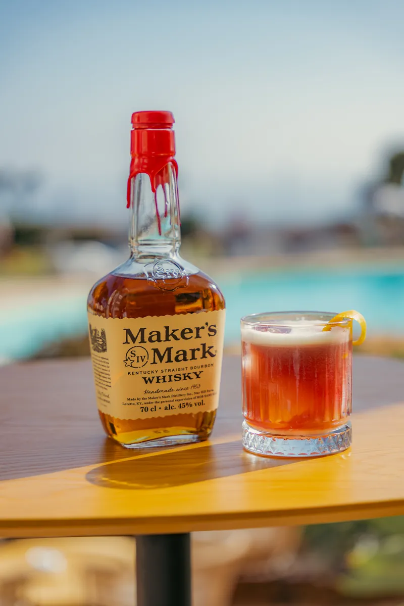 Coctel de autor servido en la terraza de Tardeo en Nerja