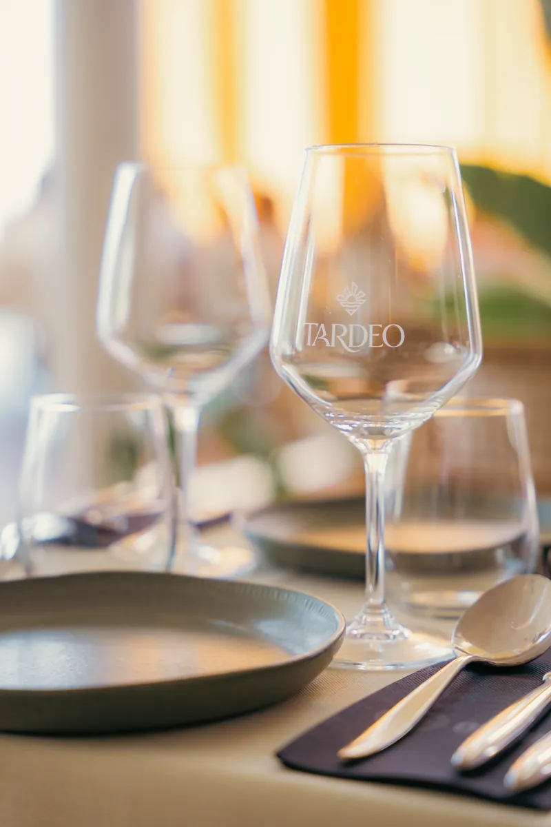 Mesa preparada con copas para una cena en Tardeo Nerja