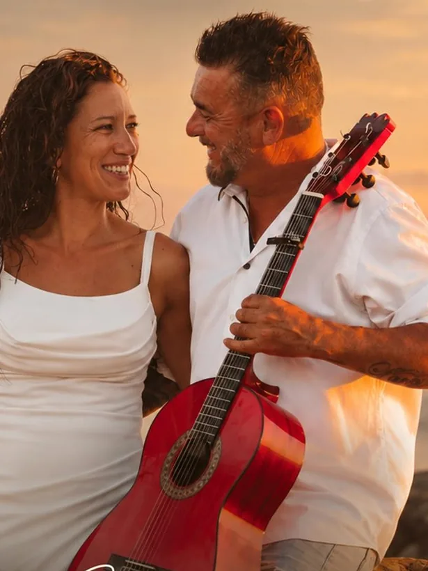 Duo de musica en vivo con guitarra al atardecer en Tardeo by Origen, Nerja