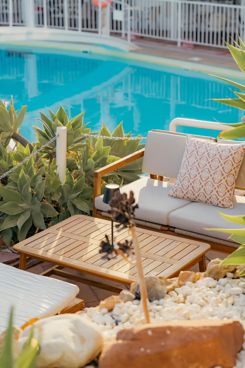 Zona chill junto a la piscina en Tardeo, Nerja